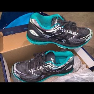 ASICS gel-nimbus, reflective. Women’s size 8